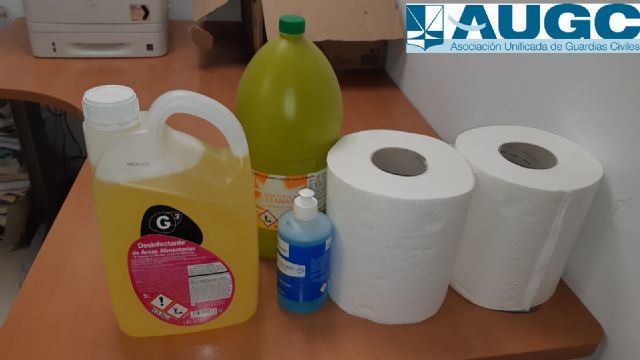 Productos con los que limpian los ordenadores y los vehículos los guardias civiles / AUGC, Foto 1