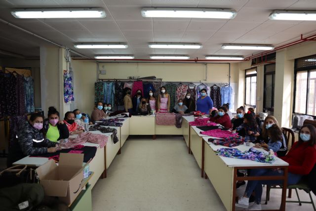 La alcaldesa y la edil de Igualdad visitan el curso de costura dirigido a mujeres gitanas - 2, Foto 2