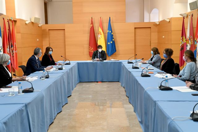 López Miras anuncia una estrategia de salud mental ya muy avanzada con cuatro ejes: atención social, sanitaria, ámbito educativo y deporte - 4, Foto 4