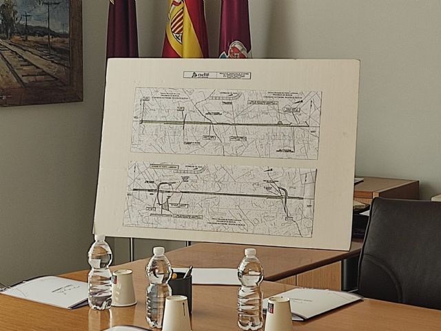 La alcaldesa, concejales del equipo de Gobierno y técnicos municipales mantienen una reunión con responsables de ADIF sobre la ejecución de las obras del AVE - 1, Foto 1