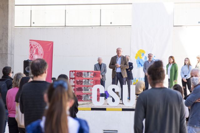 Un centenar de estudiantes y profesores de la UMU forman un gran corazón humano por la paz en solidaridad con Ucrania - 1, Foto 1