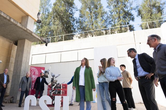 Un centenar de estudiantes y profesores de la UMU forman un gran corazón humano por la paz en solidaridad con Ucrania - 2, Foto 2