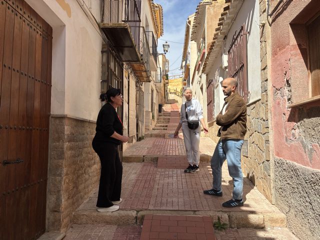 Los vecinos de la calle Alta de Lorca denuncian el abandono, la suciedad y la falta de mantenimiento y exigen a Fulgencio Gil su remodelación integral - 1, Foto 1