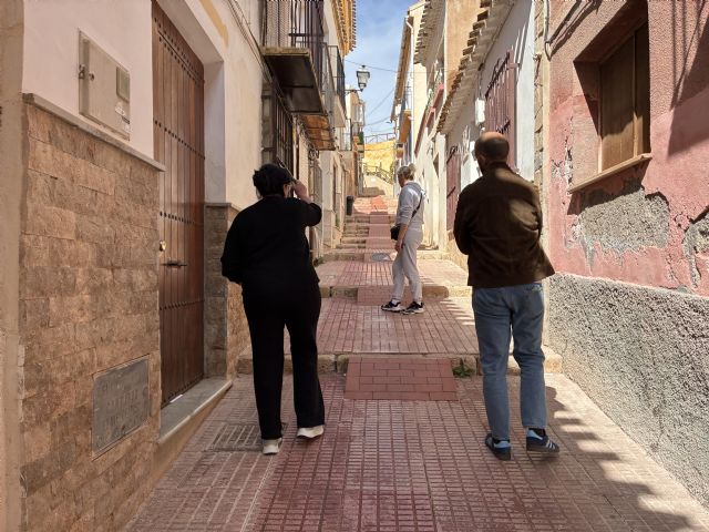 Los vecinos de la calle Alta de Lorca denuncian el abandono, la suciedad y la falta de mantenimiento y exigen a Fulgencio Gil su remodelación integral - 2, Foto 2