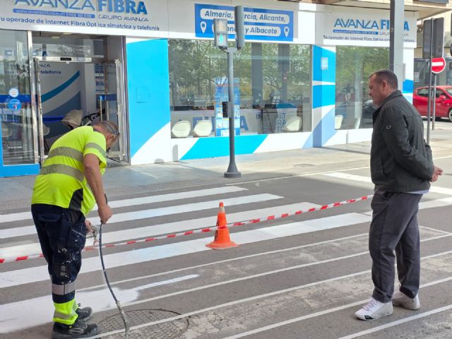 El Ayuntamiento de Lorca protagoniza una nueva actuación  con el repintado de toda la Avenida Juan Carlos I, mejorando la seguridad de conductores y viandantes - 2, Foto 2