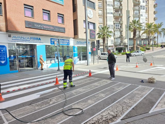 El Ayuntamiento de Lorca protagoniza una nueva actuación  con el repintado de toda la Avenida Juan Carlos I, mejorando la seguridad de conductores y viandantes - 3, Foto 3