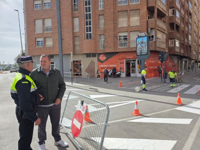 El Ayuntamiento de Lorca protagoniza una nueva actuación  con el repintado de toda la Avenida Juan Carlos I, mejorando la seguridad de conductores y viandantes - 4, Foto 4