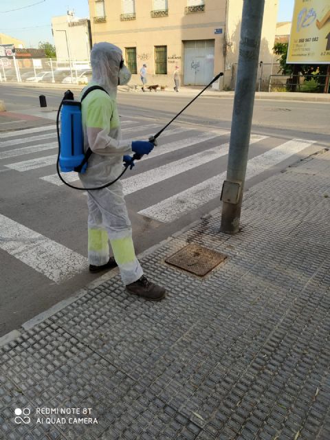 El Ayuntamiento continúa hoy con las labores de limpieza y desinfección de los soportes de farolas en El Palmar, Puente Tocinos, La Alberca y Sangonera la Verde - 1, Foto 1