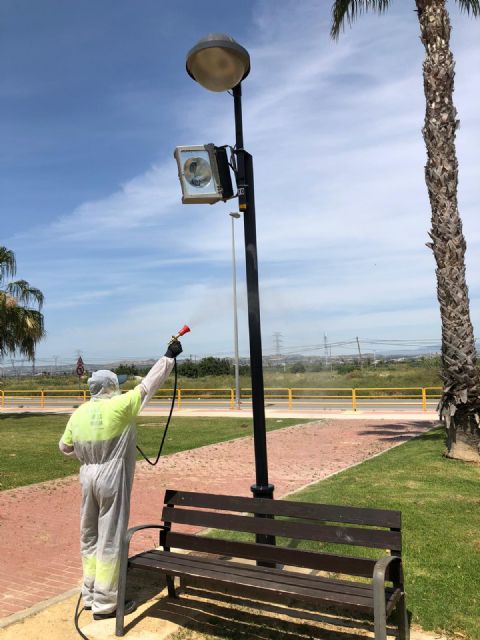 El Ayuntamiento continúa hoy con las labores de limpieza y desinfección de los soportes de farolas en El Palmar, Puente Tocinos, La Alberca y Sangonera la Verde - 2, Foto 2