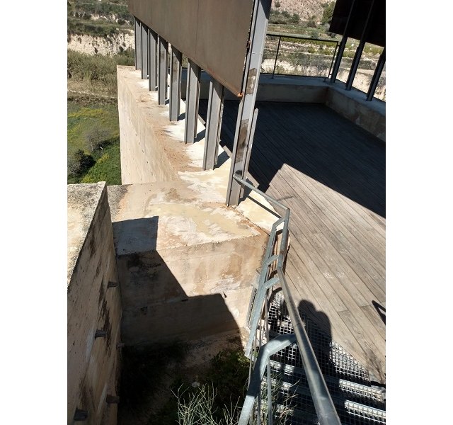 El Ayuntamiento de Cehegín elimina las pintadas vandálicas de la Torre del Pozo y el Jardín del Pato - 1, Foto 1