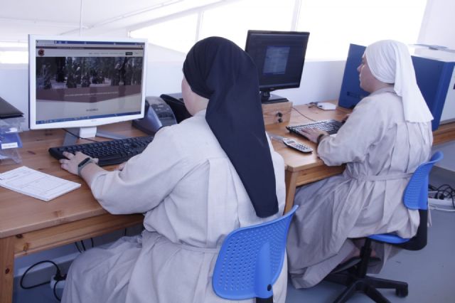 Las Hermanas Pobres de Algezares elaboran una cruz para marcar la distancia de seguridad en los templos - 2, Foto 2
