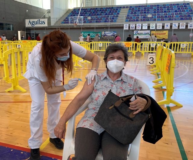 La próxima semana se llevará a cabo la vacunación masiva de la población nacida entre 1952 y 1955, y la segunda dosis de los nacidos entre 1942 y 1946 en el Pabellón Diego Calvo Valera - 1, Foto 1
