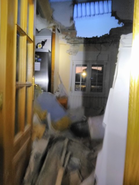 Trasladan al hospital a dos heridos al colapsar la terraza de su vivienda - 2, Foto 2