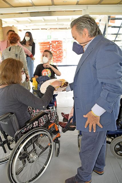 La Asociación de Espina Bífida invitada por el Ateneo de Triana a una merienda y un paseo en barco por el Guadalquivir - 2, Foto 2
