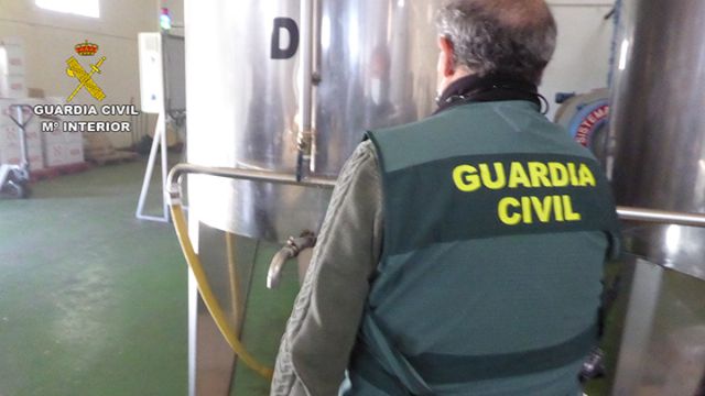 La Guardia Civil detiene a tres personas por elaborar aceites vegetales no aptos para el consumo humano
