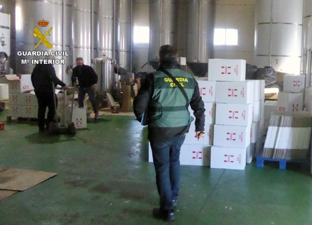 La Guardia Civil detiene a tres personas por elaborar aceites vegetales no aptos para el consumo humano, Foto 2