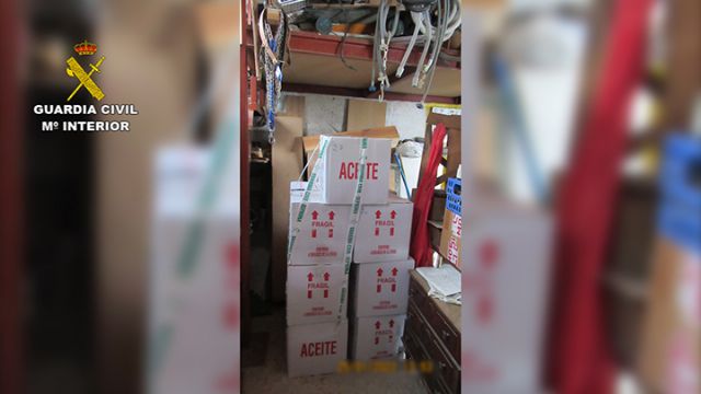 La Guardia Civil detiene a tres personas por elaborar aceites vegetales no aptos para el consumo humano, Foto 6