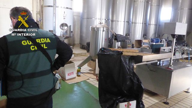 La Guardia Civil detiene a tres personas por elaborar aceites vegetales no aptos para el consumo humano, Foto 7