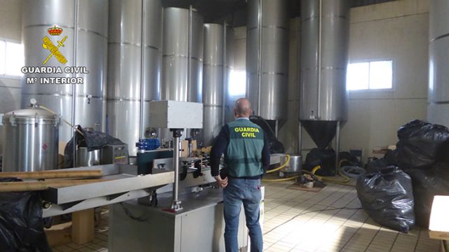 La Guardia Civil detiene a tres personas por elaborar aceites vegetales no aptos para el consumo humano, Foto 8
