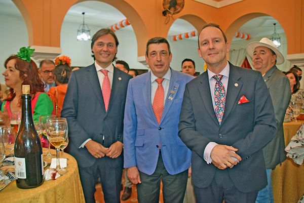 Recepción del gremio de los artesanos de arte sacro y artista, de las bandas de música, el Ateneo de Sevilla o integrantes de los medios de comunicación locales - 2, Foto 2