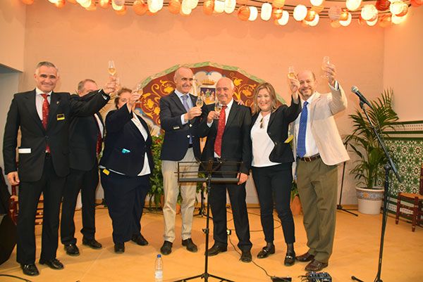 Recepción del gremio de los artesanos de arte sacro y artista, de las bandas de música, el Ateneo de Sevilla o integrantes de los medios de comunicación locales - 3, Foto 3