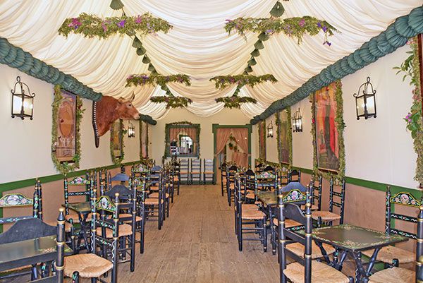 Las sillas de eneas pintada y mesas redondas de madera a juego son los elementos para descansar en las casetas de la Real Feria de Sevilla - 1, Foto 1
