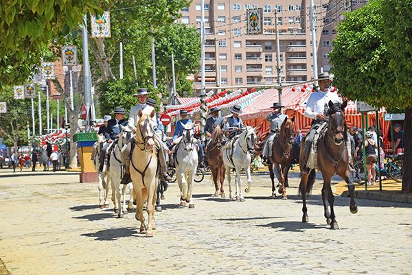 Las sillas de eneas pintada y mesas redondas de madera a juego son los elementos para descansar en las casetas de la Real Feria de Sevilla - 4, Foto 4