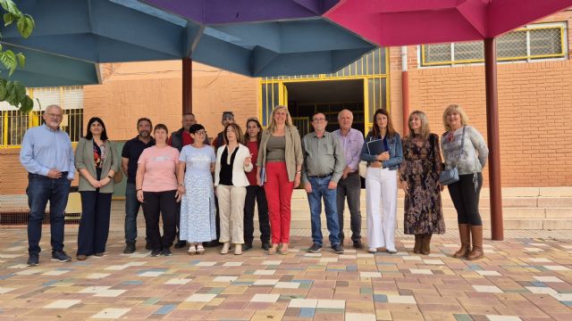 El Ayuntamiento de Murcia instala una gran pérgola en el CEIP Río Segura de Javalí Nuevo y renueva el mobiliario del CEIP Rincón de Beniscornia - 1, Foto 1