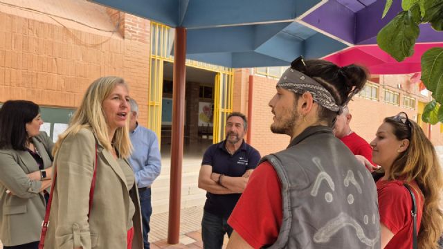 El Ayuntamiento de Murcia instala una gran pérgola en el CEIP Río Segura de Javalí Nuevo y renueva el mobiliario del CEIP Rincón de Beniscornia - 3, Foto 3