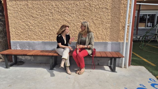 El Ayuntamiento de Murcia instala una gran pérgola en el CEIP Río Segura de Javalí Nuevo y renueva el mobiliario del CEIP Rincón de Beniscornia - 5, Foto 5