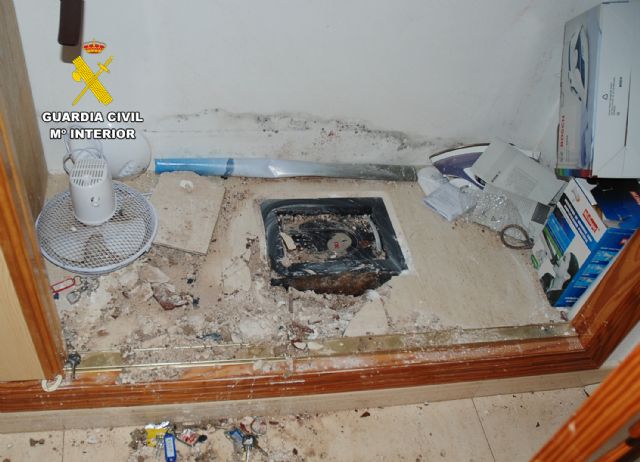La Guardia Civil detiene a uno de los individuos que asaltó a una anciana en su domicilio de San Javier hace cinco años - 2, Foto 2