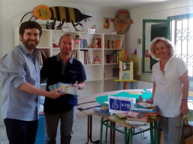 AJVA dona medio centenar de libros a la biblioteca del Colegio Público Francisco Sánchez Matás de Aljucer - 1, Foto 1
