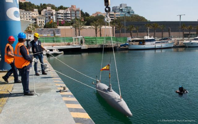 Una réplica del submarino Peral a escala 1:5 se sumerge en las aguas del puerto de Cartagena - 2, Foto 2