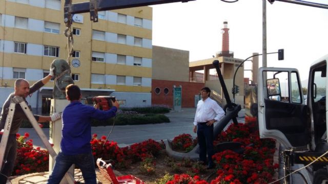 El Ayuntamiento cumple con la Ley de Memoria Histórica y retira los bustos de Bastarreche y López Pinto - 1, Foto 1