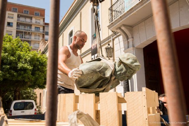 El Ayuntamiento cumple con la Ley de Memoria Histórica y retira los bustos de Bastarreche y López Pinto - 3, Foto 3