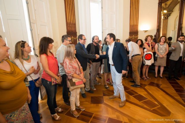 El alcalde hace partícipe del premio nacional al grupo promotor del Mandarache - 1, Foto 1