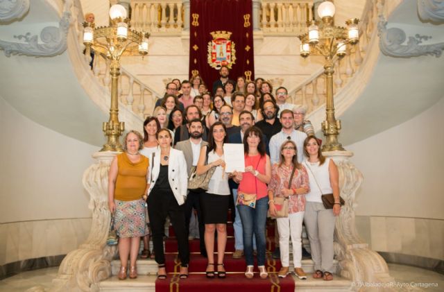 El alcalde hace partícipe del premio nacional al grupo promotor del Mandarache - 2, Foto 2