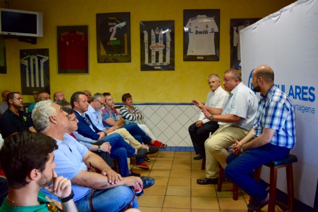 Reunión del candidato al Congreso, Francisco Bernabé, y el director general de Deportes, Alonso Gómez con representantes de los clubes deportivos de Cartagena - 1, Foto 1