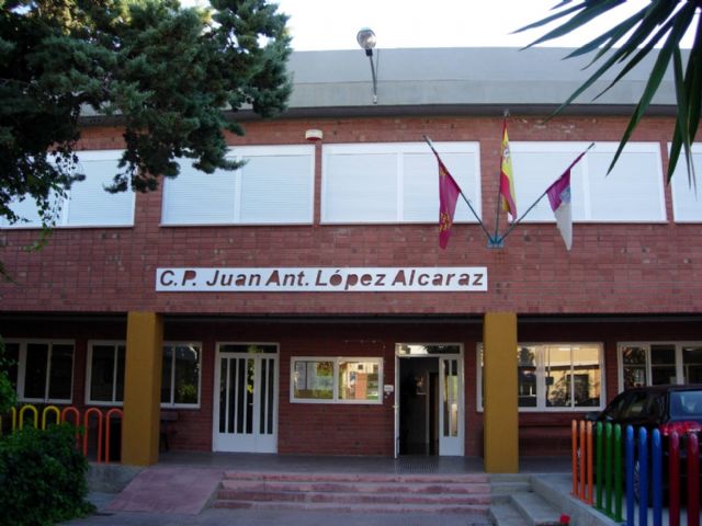La Comunidad Autónoma invertirá más de 24.000 euros en obras de acondicionamiento en el patio del colegio Juan Antonio López Alcaraz - 1, Foto 1