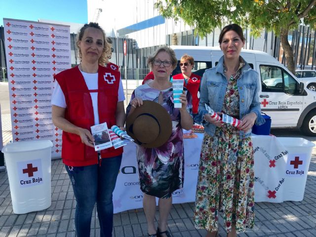 El Ayuntamiento y la AECC reparten 100 muestras de crema solar y 300 botellines de agua con el objetivo de concienciar a la población sobre el cáncer de piel y los golpes de calor - 1, Foto 1