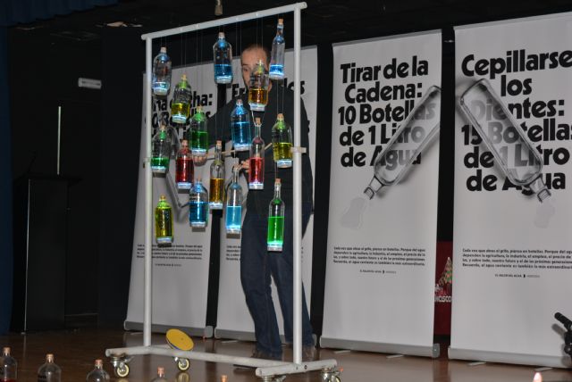 El Ayuntamiento e Hidrogea han puesto en marcha una campaña de concienciación ciudadana cuyo fin es poner en valor el recurso con la llegada del verano, cuando se triplica la población del municipio - 2, Foto 2