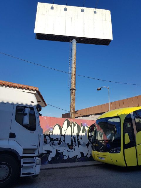 Retiran el gigantesco monoposte publicitario de las antiguas cocheras de San Pío tras la denuncia de Ahora Murcia - 4, Foto 4