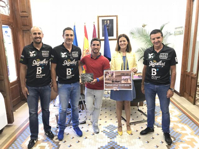 La alcaldesa y el concejal de deportes reciben al equipo Águilas  B the travel Brand tras su hazaña en la Titan Desert 2018 - 1, Foto 1