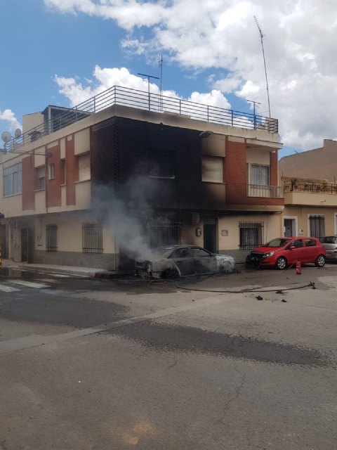 Bomberos y Sanitarios han acudido a sofocar un incendio de un vehículo afectando a una vivienda en Totana - 2, Foto 2