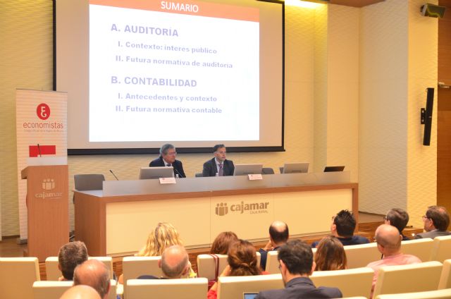 El presidente del Instituto de Contabilidad y Auditoría de Cuentas de España (ICAC) analiza en Murcia los últimos aspectos de normalización contable en el marco europeo que afectan a todo el sector empresarial - 2, Foto 2