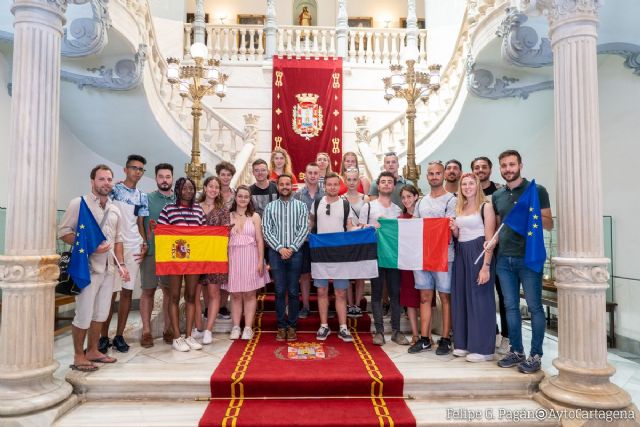 Una veintena de jóvenes de Italia, Estonia y España visitan el Palacio Consistorial - 1, Foto 1