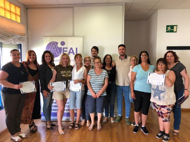 Una veintena de mujeres marroquíes reciben sus diplomas del curso de español impartido en el CEIP La Paz por voluntarios del Banco del Tiempo - 3, Foto 3