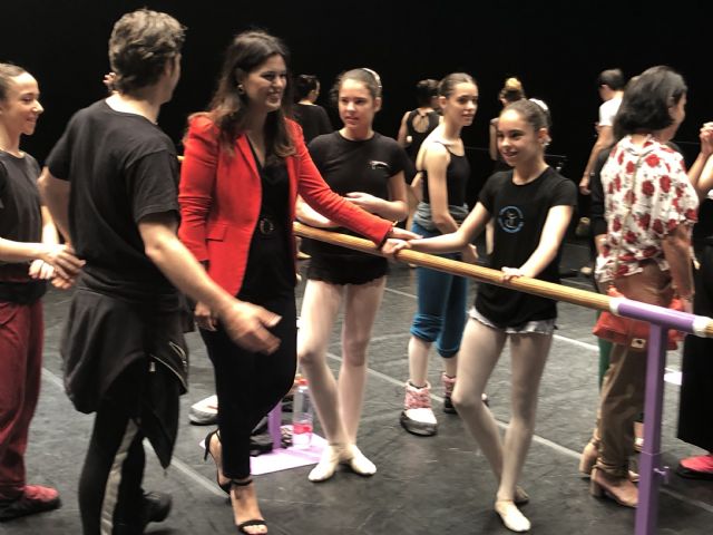 La consejera Miriam Guardiola asiste a la clase magistral del bailarín principal de la Compañía Nacional de Bailado Portugal - 2, Foto 2