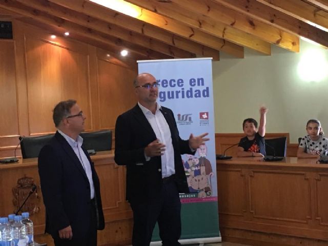 Entrega de diplomas del concurso infantil «Crece en seguridad» - 2, Foto 2