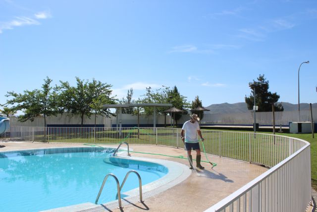 La alcaldesa visita el fin de los trabajos para la próxima apertura de la piscina municipal - 1, Foto 1